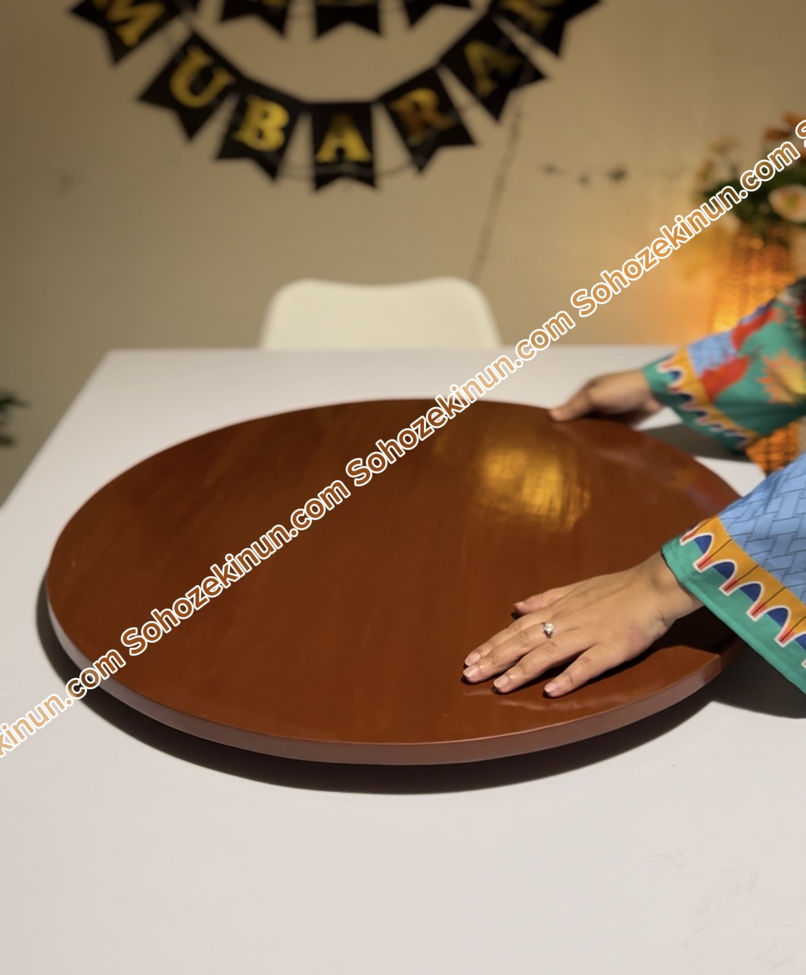 প্রিমিয়াম মেহেগুনি কাঠের ৩৬০° ঘূর্ণায়মান টেবিল টপ। ( তেঁতুল বিচি )